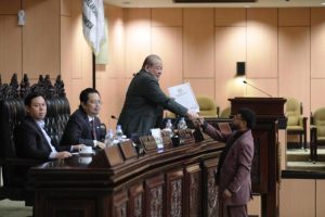 Wakil Ketua Komite I DPD RI, Filep Wamafma, menyerahkan laporan kegiatan reses di Daerah Pemilihan (Dapil) pada Sidang Paripurna DPD RI ke 11, Masa Sidang V Tahun Sidang 2023-2024.
