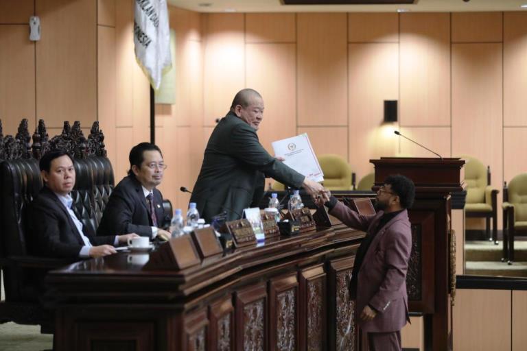 Wakil Ketua Komite I DPD RI, Filep Wamafma, menyerahkan laporan kegiatan reses di Daerah Pemilihan (Dapil) pada Sidang Paripurna DPD RI ke 11, Masa Sidang V Tahun Sidang 2023-2024.