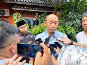 Bakal Calon Wali Kota Lubuklinggau, Yoppy Karim, diminta keterangan oleh wartawan saat menghadiri acara Halal bi Halal dengan Ikatan Keluarga Rawas Ulu dan Ulu Rawas yang tinggal di Kota Lubuklinggau, pada hari Jum'at sore tanggal 10 Mei 2024.