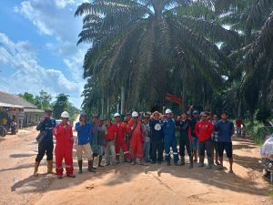Warga Nusa Serasan Kolab bareng Medco Bersih Bersih Jaringan Listrik