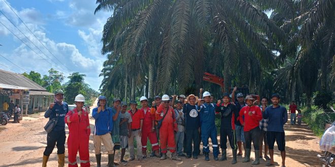 Warga Nusa Serasan Kolab bareng Medco Bersih Bersih Jaringan Listrik