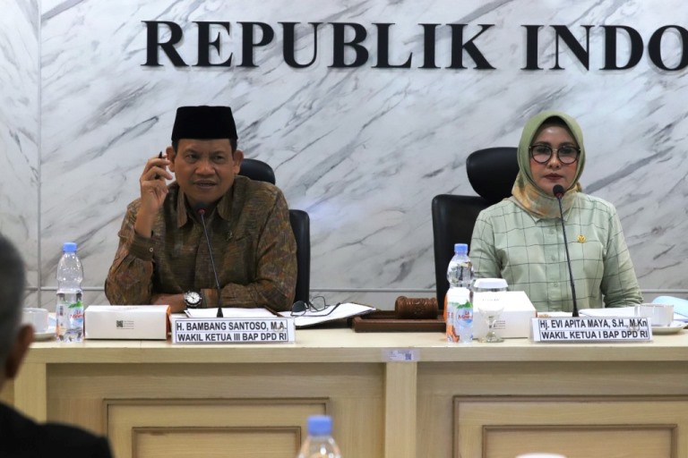 Wakil Ketua Badan Akuntanbilitas Publik Dewan Perwakilan Daerah Republik Indonesia, Bambang Santoso dan Evi Apita Maya, saat menerima perwakilan dari Perkumpulan Pensiunan Pekerja Badan Usaha Milik Negara dan Koperasi TKBM Teluk Lalong Luwuk