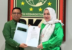 Hj. Ratna Machmud menerima Surat Tugas dari Ketua DPP PKB, Muhaimin Iskandar, diwakili Sekretaris Bidang Pembangunan Desa dan Agraria, Zainul Munasichin, dan diterima langsung oleh Hj. Ratna Machmud di gedung DPP PKB, Jakarta, hari Rabu tanggal 22 Mei 2024.