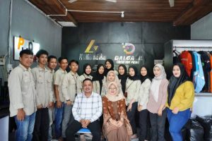 Dedi Irawan, Pemuda asal Desa Lingga Kabupaten Muara Enim, Pemilik Usaha Percetakan dan Konveksi dengan brand Dalgasil, foto bersama istri dan karyawan.