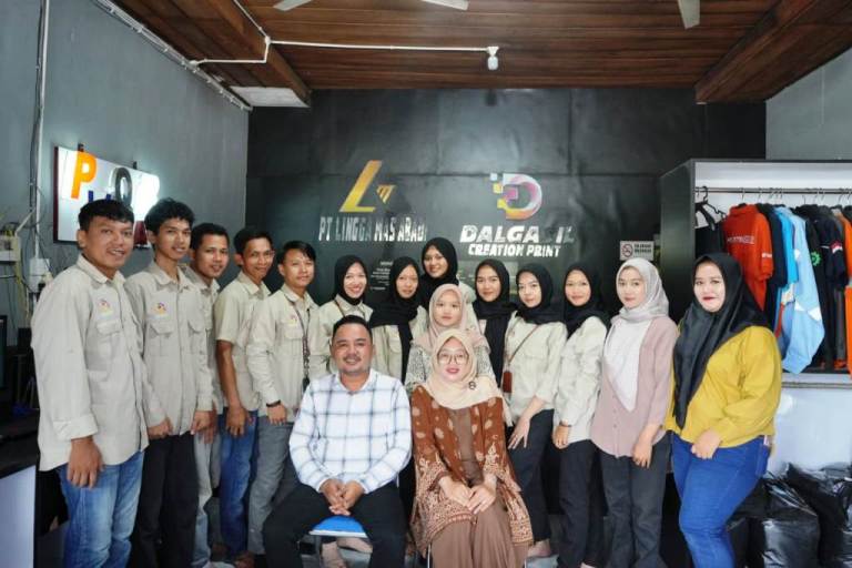 Dedi Irawan, Pemuda asal Desa Lingga Kabupaten Muara Enim, Pemilik Usaha Percetakan dan Konveksi dengan brand Dalgasil, foto bersama istri dan karyawan.