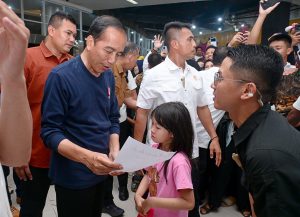 Presiden Joko Widodo mengunjungi Lippo Plaza, salah satu pusat perbelanjaan di Kota Lubuk Linggau, kamis malam (40/5/2024)