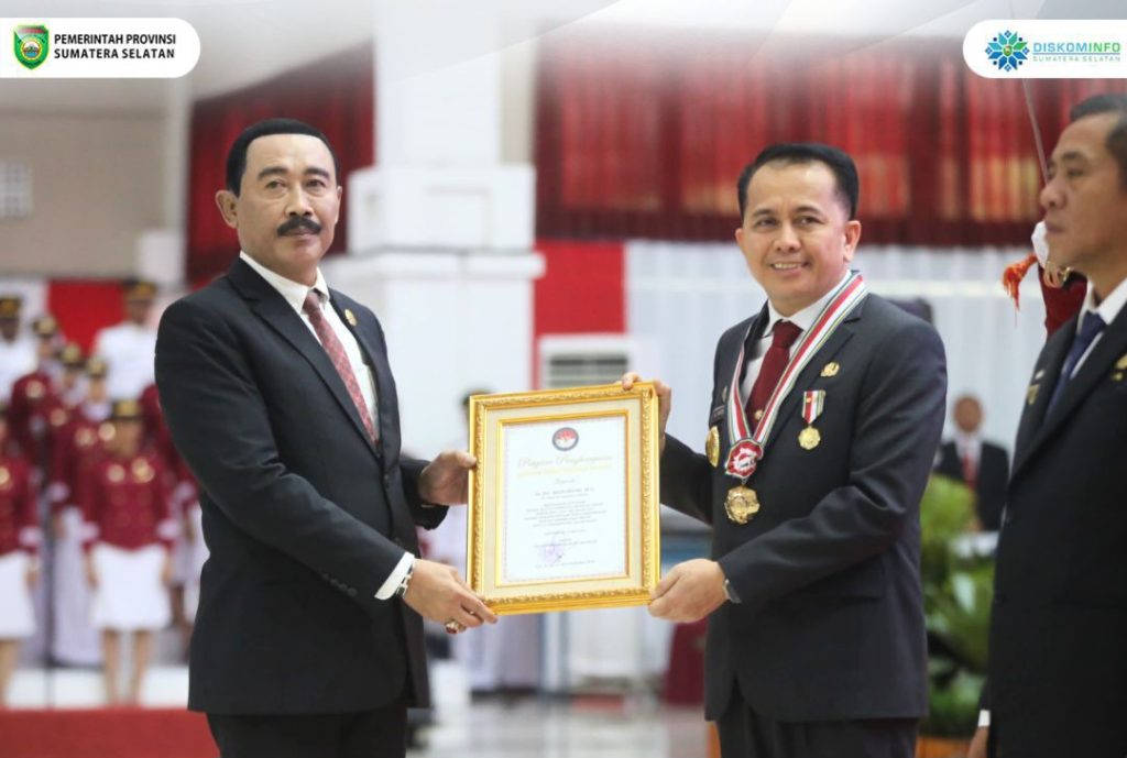 Rektor Institut Pemerintahan Dalam Negeri (IPDN) Profesor Hadi Prabowo memberikan Penghargaan Kartika Pamong Praja Madya kepada Penjabat (Pj) Gubernur Sumatera Selatan (Sumsel) Agus Fatoni bertempat di Balairung Jenderal Rudini Kampus IPDN Jatinangor Provinsi Jawa Barat, Selasa (21/5/2024).