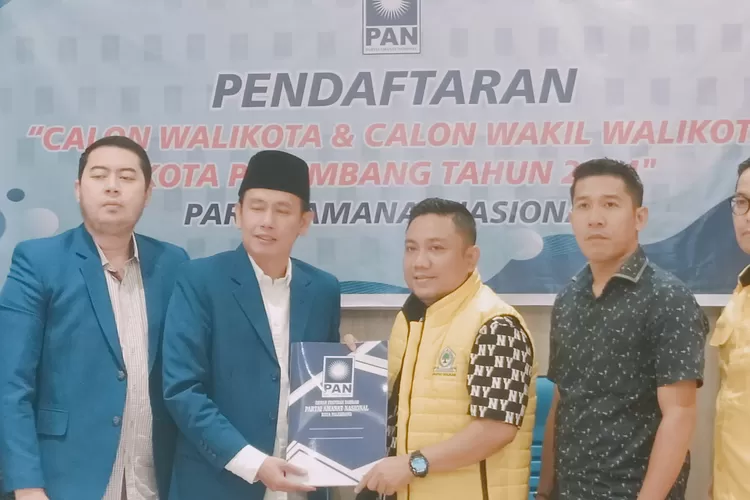 Rubi Indiarta, Sekretaris Dewan Pimpinan Daerah Partai Golongan Karya Kota Palembang, mengembalikan berkas pendaftaran Calon Wali Kota Palembang atas nama Muhammad Hidayat di Partai Amanat Nasional hari Rabu tanggal 8 Mei 2024