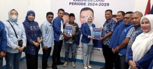 Bakal Calon Bupati dan Wakil Bupati Kabupaten Lahat, Lidyawati serta Haryanto, mengembalikan berkas pendaftaran di Partai Demokrat.