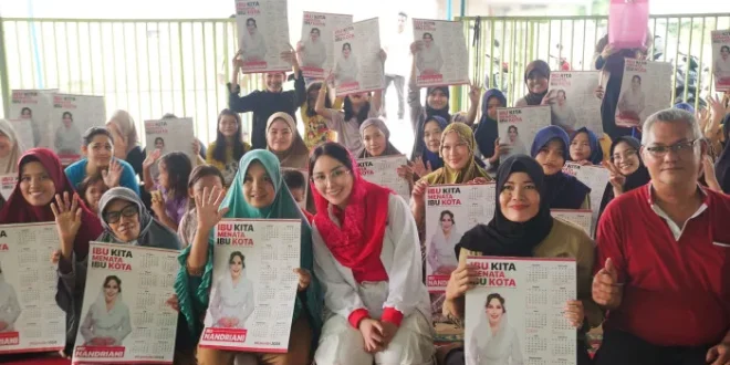 Bakal Calon Wali Kota Palembang, Nandriani Octarina, foto bersama dengan warga Talang Kepala, hari Minggu tanggal 9 Juni 2024.