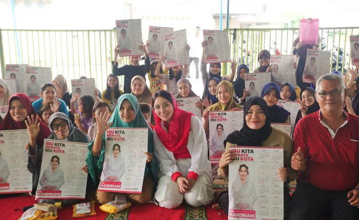 Bakal Calon Wali Kota Palembang, Nandriani Octarina, foto bersama dengan warga Talang Kepala, hari Minggu tanggal 9 Juni 2024.