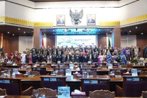Agus Fatoni bersama Ketua VWSA, Dr. Nguyen Ngoc Diep dalam acara diskusi bersama VWSA untuk pemaparan Peluang kerjasama pengelolaan air bersih di Griya Agung Palembang, Sabtu, (22/6/2024).