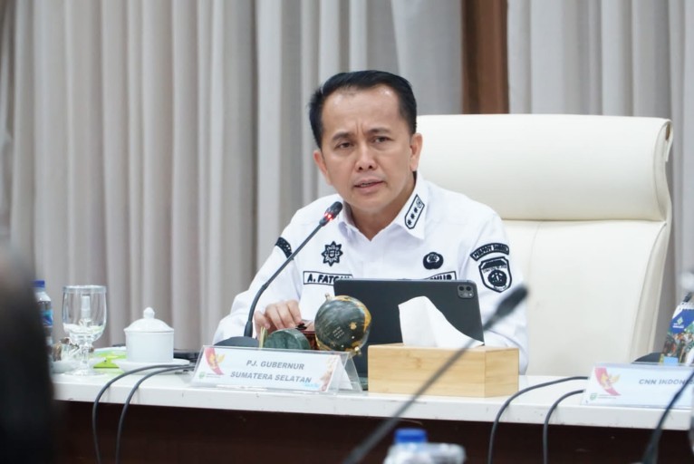 Menghadiri paparan Grup dalam rangka Pelaksanaan CNN Indonesia Award Tahun 2024 bertempat di Ruang Rapat Griya Agung Palembang, Rabu, (12/6/2024).