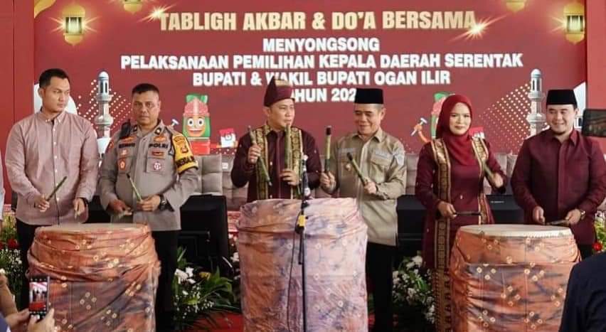 Ketua Komisi Pemilihan Umum (KPU) Provinsi Sumatera Selatan (Sumsel), Andika Pranata Jaya, menghadiri tabligh akbar dan do’a bersama dalam rangka menyongsong pelaksanaan Pemilihan Kepala Daerah (Pilkada) serentak dan Pemilihan Bupati dan Wakil Bupati Kabupaten Ogan Ilir tahun 2024 di Halaman Kantor KPU Ogan Ilir, hari Selasa tanggal 4 Juni 2024.