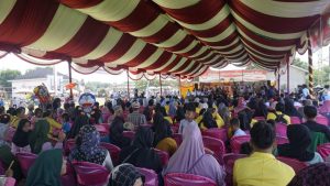 Ribuan masyarakat menghadiri pertemuan dengan Bakal Calon Gubernur dan Wakil Gubernur Sumsel, Mawardi Yahya dan R.A. Anita Noeringhati, di Lapangan Sepak Bola Desa Cinta Manis Baru, Kecamatan Air Kumbang, Kabupaten Banyuasin, hari Rabu tanggal 5 Juni 2024.