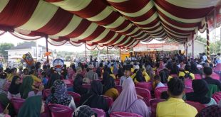 Ribuan masyarakat menghadiri pertemuan dengan Bakal Calon Gubernur dan Wakil Gubernur Sumsel, Mawardi Yahya dan R.A. Anita Noeringhati, di Lapangan Sepak Bola Desa Cinta Manis Baru, Kecamatan Air Kumbang, Kabupaten Banyuasin, hari Rabu tanggal 5 Juni 2024.