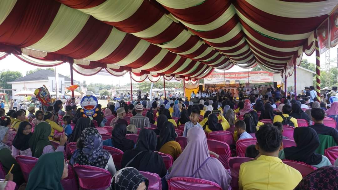 Ribuan masyarakat menghadiri pertemuan dengan Bakal Calon Gubernur dan Wakil Gubernur Sumsel, Mawardi Yahya dan R.A. Anita Noeringhati, di Lapangan Sepak Bola Desa Cinta Manis Baru, Kecamatan Air Kumbang, Kabupaten Banyuasin, hari Rabu tanggal 5 Juni 2024.