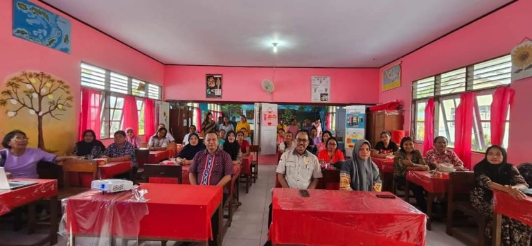 Wakil Ketua Dewan Perwakilan Daerah (DPD) Republik Indonesia (RI), Nono Sampono, menggelar sosialisasi Empat Pilar Majelis Permusyawaratan Rakyat (MPR) RI yang dihadiri oleh guru dan orang tua dari siswa berbagai kelas di SDN 4 Hative Besar, Teluk Ambon, Kota Ambon, hari Jum’at tanggal 14 Juni 2024.