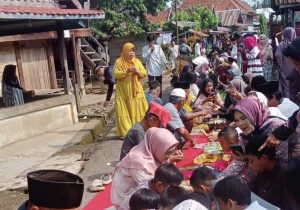 Masyarakat Desa Tambangan yang berada di Kecamatan BTS Ulu Cecar, Kabupaten Musi Rawas, Provinsi Sumatera Selatan, menggelar acara Sedekah Rame setelah sholat idul Adha secara Bersama-sama, Hari Senin tanggal 17 Juni 2024
