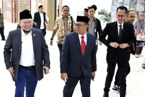 Sekretaris Jenderal Dewan Perwakilan Daerah Republik Indonesia, Rahman Hadi, mendampingi Ketua Dewan Perwakilan Daerah Republik Indonesia, LaNyalla Mahmud Mattalitti.