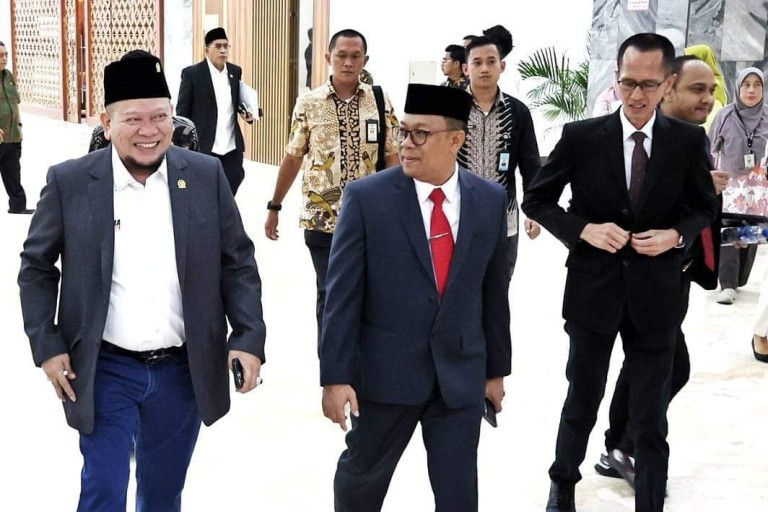 Sekretaris Jenderal Dewan Perwakilan Daerah Republik Indonesia, Rahman Hadi, mendampingi Ketua Dewan Perwakilan Daerah Republik Indonesia, LaNyalla Mahmud Mattalitti.