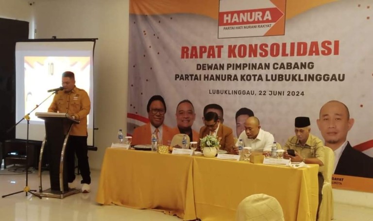 Bakal Calon Wali Kota serta Wakil Wali Kota Lubuklinggau, Yopi Karim dan Rustam Effendi, menghadiri acara konsolidasi internal Partai Hati Nurani Rakyat untuk pemenangan Pemilihan Wali Kota, di Aula Hotel Dewinda Kota Lubuklinggau pada hari Sabtu tanggal 22 Juni 2024