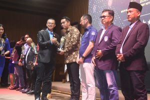 Pj Bupati Apriyadi Mahmud dinobatkan menjadi Tokoh Otomotif Sumsel pada rangkaian IMI Awards 2023 di Gedung Graha Limbersa, Sabtu (9/3/2024).