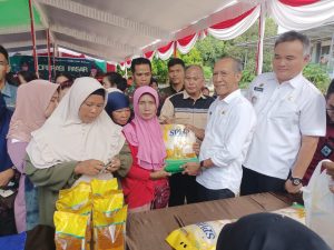 Pemerintah Kabupaten Musi Banyuasin (Muba) melalui Dinas Perdagangan dan Perindustian Muba kerjasama dengan Perum Bulog Divre Sumsel Babel dan Bank Sumsel Babel Cabang Sekayu, kembali melaksanakan operasi pasar dan kali ini bertempat di Halaman Kantor Camat Batanghari Leko, Rabu (20/3/2024).