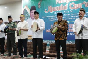 Masyarakat Musi Banyuasin antusias hadir menyemarakkan peringatan Nuzulul Qur’an 1445 H / 2024 M yang digelar oleh Pemkab Musi Banyuasin di Pendopoan Griya Bumi Serasan Sekate berlangsung semarak, penuh dengan semangat silaturahmi, Kamis (28/03/2024) sore.