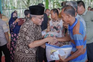 Ratusan paket sembako bantuan sosial (bansos) dan sejumlah uang diboyong Pj Apriyadi Mahmud, Minggu (31/3/2024) siang di Gedung Serbaguna Balai Desa Lumpatan 2 Kecamatan Sekayu.
