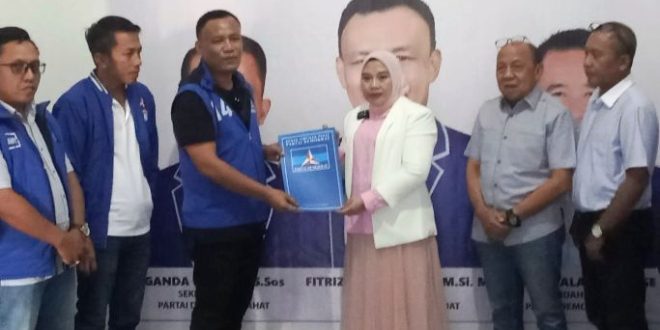Hj. Lidyawati, Bakal Calon Bupati Kabupaten Lahat, didampingi Bakal Calon Wakil Bupati Kabupaten Lahat, H. Haryanto, menerima Surat Rekomendasi dari DPC Partai Demokrat, hari Rabu tanggal 5 Juni 2024. (foto : Prima Ramadhan)