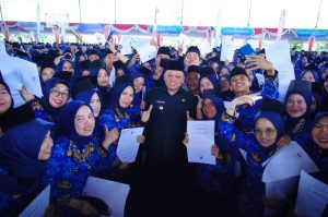 Ribuan Pegawai Pemerintah dengan Perjanjian Kerja (PPPK) yang dinyatakan lulus di tahun 2023, hari ini resmi dilantik oleh orang nomor satu di Kabupaten Musi Banyuasin Pj Bupati H Sandi Fahlepi, Kamis (6/6/2024) di Stable Berkuda Sekayu.