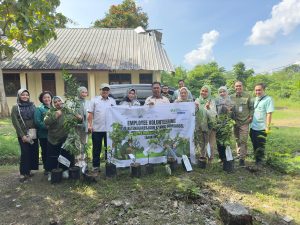 BPJS Ketenagakerjaan (BPJamsostek) Kantor Wilayah (Kanwil) Sumatera Bagian Selatan (Sumbagsel) melakukan employee volunteering dengan menanam dan menyerahkan bibit pohon serta kotak sampah di Balai Lingkungan Provinsi Sumatera Selatan (Sumsel) pada 5 Juni 2024. (MusiNews / BPJS Ketenagakerjaan)