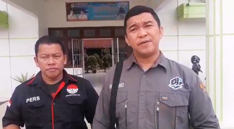 103 Tenaga Honorer Petugas Kebersihan di Dinas Lingkungan Hidup (DLH) Kabupaten Toba harus menerima kenyataan pahit. Gaji mereka untuk bulan Mei 2024 dipotong Rp 500 Ribu.