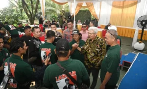 Bakal Calon Gubernur Provinsi Sumatera Selatan, Mawardi Yahya, bersama Laskar MATAHATI saat deklarasi dukungan pada hari Minggu tanggal 16 Juni 2024 di Kecamatan Gandus, Kota Palembang.