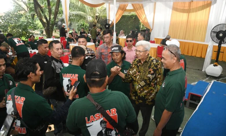 Bakal Calon Gubernur Provinsi Sumatera Selatan, Mawardi Yahya, bersama Laskar MATAHATI saat deklarasi dukungan pada hari Minggu tanggal 16 Juni 2024 di Kecamatan Gandus, Kota Palembang.
