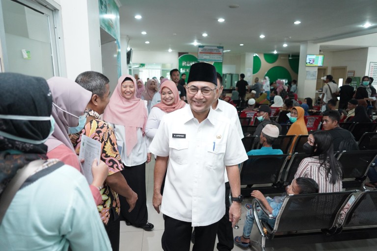 Hari pertama aktifitas kerja usai libur Idul Adha, Sekretaris Daerah Muba Apriyadi Mahmud, Rabu (19/6/2024) pagi tampak mendatangi RSUD Sekayu dan beberapa layanan kesehatan di Puskesmas.