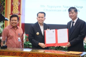 Agus Fatoni bersama Ketua VWSA, Dr. Nguyen Ngoc Diep dalam acara diskusi bersama VWSA untuk pemaparan Peluang kerjasama pengelolaan air bersih di Griya Agung Palembang, Sabtu, (22/6/2024).
