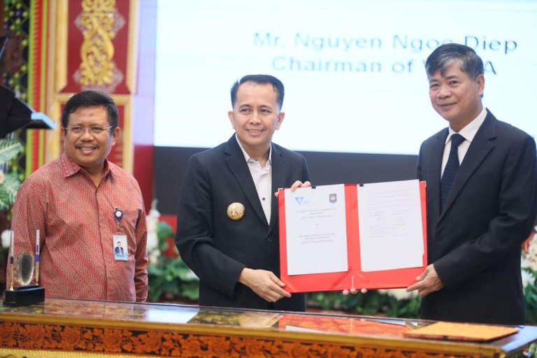 Agus Fatoni bersama Ketua VWSA, Dr. Nguyen Ngoc Diep dalam acara diskusi bersama VWSA untuk pemaparan Peluang kerjasama pengelolaan air bersih di Griya Agung Palembang, Sabtu, (22/6/2024).