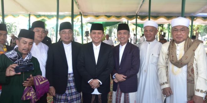 Pj. Gubernur Sumatera Selatan (Sumsel), Agus Fatoni didampingi Pj. Ketua Tim Penggerak PKK Prov. Sumsel, Tyas Fatoni menunaikan Sholat Idul Adha 1445 H / 2024 di Masjid Sultan Mahmud Badaruddin Jayo Wikramo (Masjid Agung) Palembang bersama Pejabat Pendamping dan masyarakat disekitar Masjid (Senin, 17/6/2024).