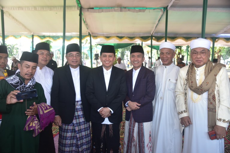 Pj. Gubernur Sumatera Selatan (Sumsel), Agus Fatoni didampingi Pj. Ketua Tim Penggerak PKK Prov. Sumsel, Tyas Fatoni menunaikan Sholat Idul Adha 1445 H / 2024 di Masjid Sultan Mahmud Badaruddin Jayo Wikramo (Masjid Agung) Palembang bersama Pejabat Pendamping dan masyarakat disekitar Masjid (Senin, 17/6/2024).
