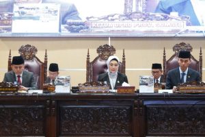 DPRD Provinsi Sumatera Selatan mendengarkan penjelasan Gubernur terhadap Rancangan Peraturan Daerah (Raperda) Pertanggungjawaban Pelaksanaan Anggaran Pendapatan dan Belanja Daerah (APBD) Provinsi Sumatera Selatan Tahun Anggaran (TA) 2023 pada Rapat Paripurna LXXXIV (84)