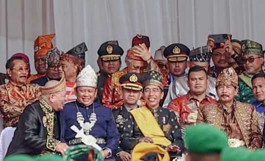 Ketua Dewan Perwakilan Daerah Republik Indonesia, LaNyalla Mahmud Mattalitti, mendampingi Presiden Republik Indonesia, Joko Widodo, pada acara Peringatan Hari Lahir Pancasila di Lapangan Garuda, Komplek Pertamina, Blok Hulu Rokan, Kota Dumai, Provinsi Riau, hari Sabtu tanggal 1 Juni 2024.