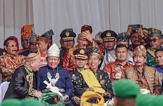 Ketua Dewan Perwakilan Daerah Republik Indonesia, LaNyalla Mahmud Mattalitti, mendampingi Presiden Republik Indonesia, Joko Widodo, pada acara Peringatan Hari Lahir Pancasila di Lapangan Garuda, Komplek Pertamina, Blok Hulu Rokan, Kota Dumai, Provinsi Riau, hari Sabtu tanggal 1 Juni 2024.