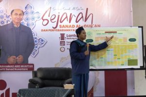 Gus Muhammad Abid Muafan yang merupakan Peneliti Sanad Nusantara memberikan materi pada seminar sejarah Sanad Al Qur'an dan Penyebarannya di Nusantara, dalam rangkaian acara Haflah Khotmil Al Qur'an wa Al Kutub ke 17, pada hari Jum'at tanggal 31 Mei 2024 di Gedung Al Qoyum, Jalan Kauman No. 01 Desa Tanjung Wangi, Lampung Timur.