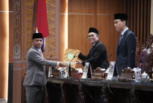 Rapat Paripurna LXXXIV (84) DPRD Prov. Sumsel dipimpin oleh H. Muchendi Mahzareki, SE, M.Si dihadiri oleh Pj. Gubernur Sumsel yang diwakili oleh Sekretaris Daerah; Ir. S.A. Supriono, Para Perwakilan OPD serta tamu undangan lain.