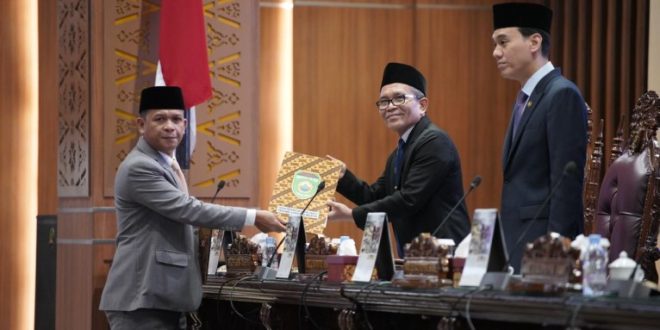 Rapat Paripurna LXXXIV (84) DPRD Prov. Sumsel dipimpin oleh H. Muchendi Mahzareki, SE, M.Si dihadiri oleh Pj. Gubernur Sumsel yang diwakili oleh Sekretaris Daerah; Ir. S.A. Supriono, Para Perwakilan OPD serta tamu undangan lain.