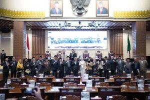 Rapat Paripurna LXXXIV (84) DPRD Prov. Sumsel dengan agenda tanggapan dan atau jawaban Gubernur terhadap Pandangan umum Fraksi-fraksi terhadap Rancangan Peraturan Daerah (Raperda) Pertanggungjawaban Pelaksanaan Anggaran Pendapatan dan Belanja Daerah (APBD) Provinsi Sumatera Selatan Tahun Anggaran (TA) 2023 dipimpin oleh H. Muchendi Mahzareki, SE, M.Si dihadiri oleh Pj. Gubernur Sumsel; yang diwakili oleh Sekretaris Daerah; Ir. S.A. Supriono, Para Perwakilan OPD serta tamu undangan lain di Ruang Rapat Paripurna DPRD Prov.Sumsel hari ini (Kamis,6/6).