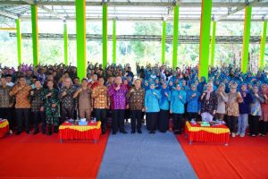 Kepala Dinas PMD Provinsi Sumatera Selatan Deva Octavianus Coriza bersama tim Penilai, didampingi langsung oleh Pj Bupati Muba H Sandi Fahlepi dan Pj Ketua TP PKK Hj Triana Sandi beserta rombongan mengunjungi Desa Lumpatan Kecamatan Sekayu Kabupaten ], Jum'at (7/6/2024).