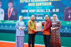 H.Sandi Fahlepi didampingi istri Hj Triana Minarni menggelar acara pisah sambut Kepala Kejaksaan Negeri (Kajari) Muba pejabat lama Romy Rozali SH MM kepada pejabat yang baru Roy Riadi SH MH, di Pendopoan Griya Bumi Serasan Sekate, Jumat (7/6/2024) malam.